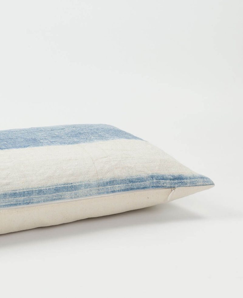 A throw cushion with an invisible zipper.