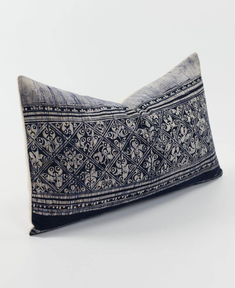 Adding monochrome accent cushions with a bit of ethnic style.